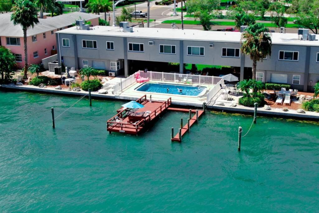 شقة 102-Tiny Treasure-Waterfront With Heated Pool سانت بيتي بيتش المظهر الخارجي الصورة